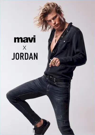 Jordan Barrett îmbracă denim pentru campania Mavi de primăvară ’18