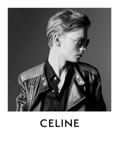 Thomas Brodie-Sangster s stranskim profilom nosi motoristično usnjeno jakno za Celine