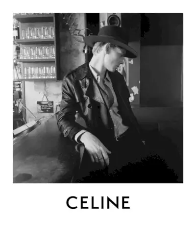 Elegantna vizija, Thomas Brodie-Sangster nosi klasično fedoro in usnjen trenčkot za Celine