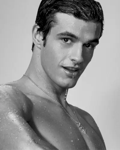 Modellen Francesco Ruggiero är Emporio Armanis ansikte utåt