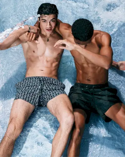 Emporio Armani avslöjar sin strandklädeskampanj sommaren 2024 med Francesco Ruggiero.