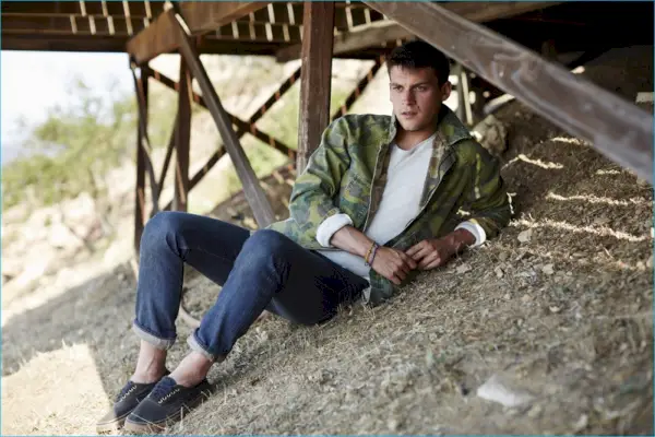 Miles Garber odpočívá v džínových džínách, tričku klasického střihu a oboustranné bundě od Current/Elliott