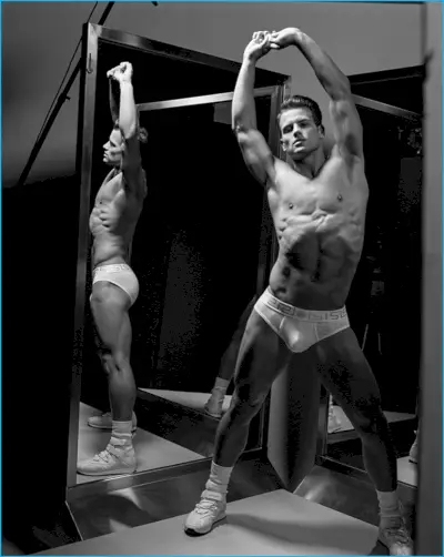 Alex Sewall stiepjas Versace apakšveļā zīmolam