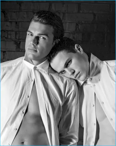 Modeļi Benets Džonass un Žaks Puņnē valkā izteiksmīgus baltus Versace kreklus