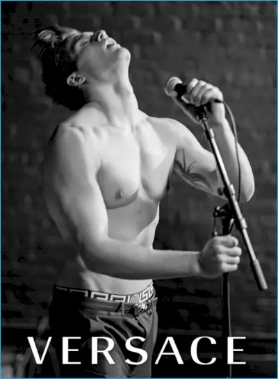 Rādot Versace apakšveļas jostasvietu, Kīts Milkijs bez krekla dodas uz modes namu.