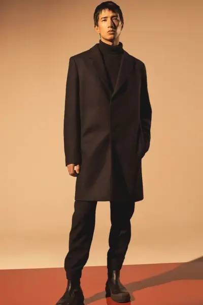 En elegant visjon, Nathaniel Dam modellerer monokromatisk stil i frakk og turtleneck for COS