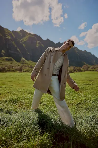 Kane Roberts decupează o siluetă atrăgătoare într-un trenci clasic pentru Indochino