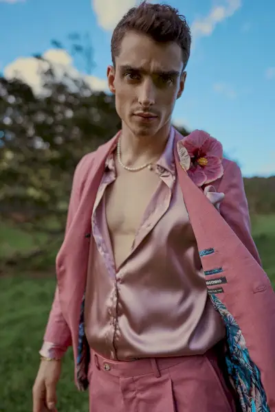 Modelul Kane Roberts poartă un costum roz cu accent floral, aducând un aspect îndrăzneț lui Indochino