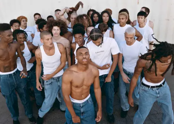 Vince'o Stapleso be marškinėlių Calvin Klein kampanija 2022 m. pavasaris