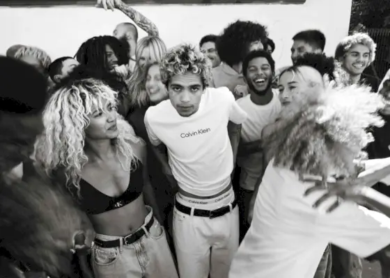Dominicas Fike'as, Vince'as Staplesas ir „Burna Boy“ išsiskiria Calvin Klein kampanijoje