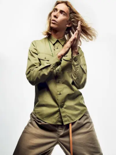 Lee pověří Hadena McKennu, aby hrál v její kampani podzim-zima 2021.