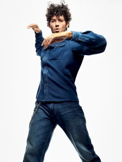 Andy Sousa stojí před Leem