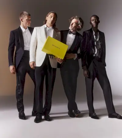 Mytheresa pristato šventinį skelbimą: modeliai, blizgučiai ir šventiniai hitai