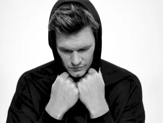 Tom Brady har på seg en hettegenser fra sitt nye merke BRADY.