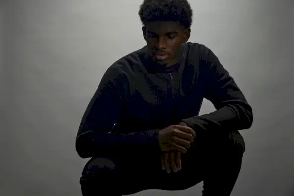 Fotballspiller Shedeur Sanders har på seg en look fra BRADY.