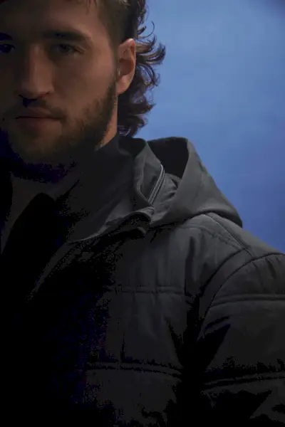 BRADY verver fotballspilleren Grayson McCall til å ha en av sine nye jakker.