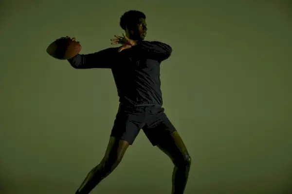 BRADY avduker sin første dråpe ytelsesklær.