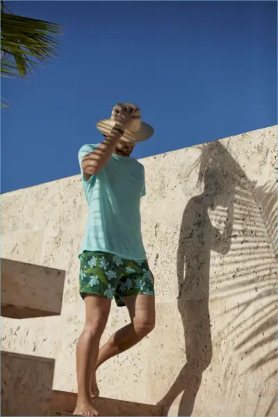 חזון רגוע, ווטר פילן לובש Vilebrequin.