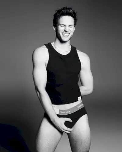 Brandon Flynn enfile un débardeur noir et des sous-vêtements pour Calvin Klein