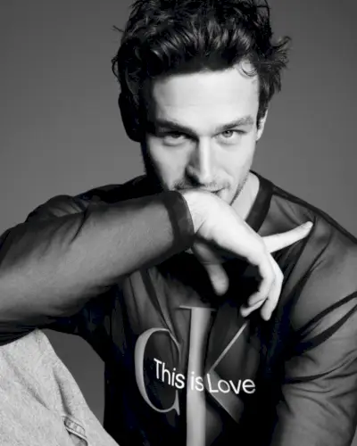 Faisant une déclaration dans un haut transparent, Brandon Flynn est à la tête de la campagne Calvin Klein Pride 2023.