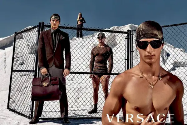 Modelos Benjamin Benedek, Nathaniel Visser e Lukasz Grabowski para a campanha Versace Primavera/Verão 2016 fotografados por Steven Klein