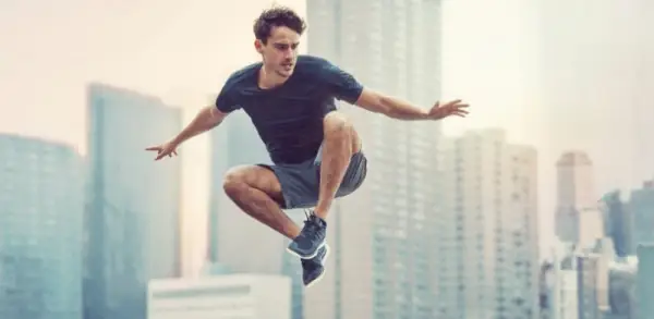 Modelo Arthur Kulkov usa ISAORA