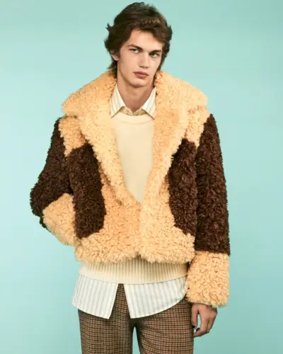 Rudolfs Valbergs prezintă o intrigă texturală, purtând o jachetă Harry Lambert for Zara Cutie Chaos asociată cu un pulover din tricot și pantaloni cu model.