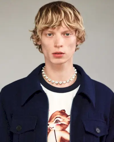 Colecția Harry Lambert pentru Zara Cutie Chaos include accesorii precum un colier de cristale.