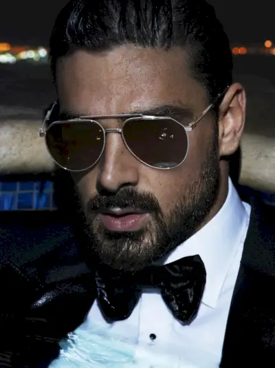 Michele Morrone se je potopila v kampanjo za očala Dolce & Gabbana