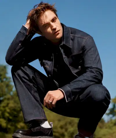 Aktor Robert Pattinson zakłada podwójny dżins na potrzeby kampanii Dior New Icons.