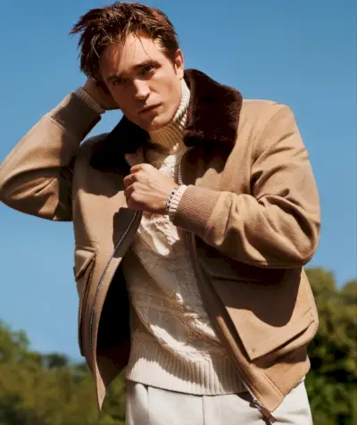 Ciepły w eleganckich warstwach Robert Pattinson w kampanii Dior New Icons ma na sobie kurtkę z owczej skóry i wełny oraz sweter z golfem o warkoczowym splocie.