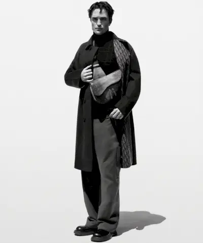 Na czarno-białym zdjęciu Robert Pattinson występuje w kampanii reklamowej Dior New Icons.