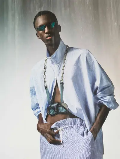 Emporio Armani גברים אביב קיץ 2023 קמפיין Baba Diagne תלבושת פסים כחולה