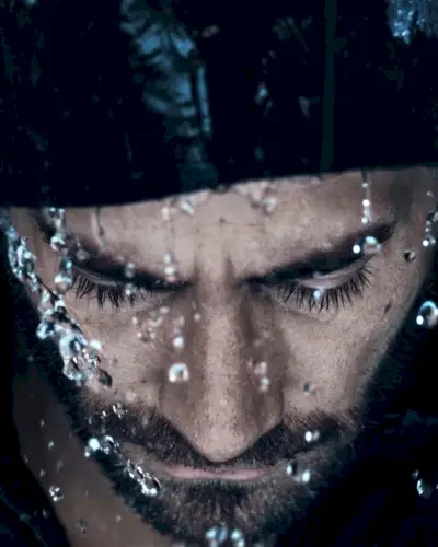 ג'ייק ג'ילנהול מככב בקמפיין הניחוחות Prada Luna Rossa Ocean.