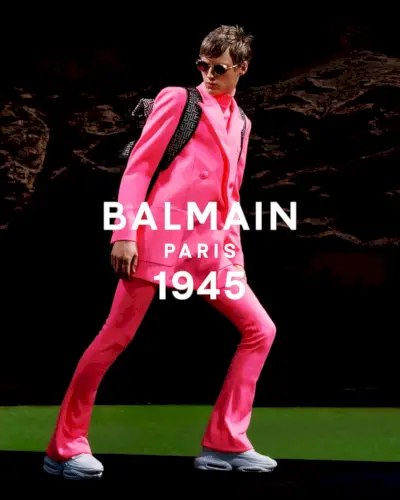 Spēcīgi rozā izskatā Braiens Vaiksaar ir Balmain priekšā