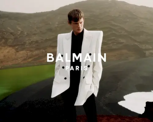 Braiens Vaiksārs, uzvilcis elegantu balto bleizeru ar dubultrindu, parādās Balmainā