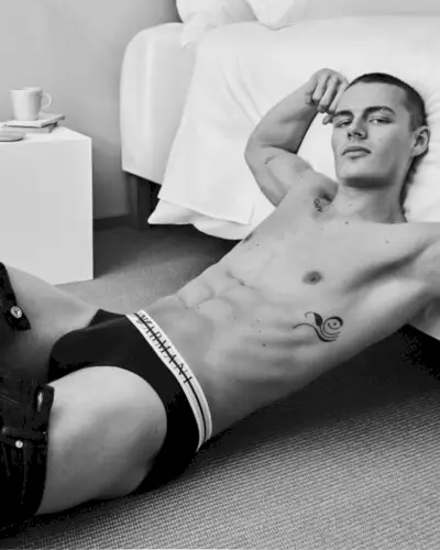 Emporio Armani verver Finley Prentice som stjernen i undertøyskampanjen våren-sommeren 2023.