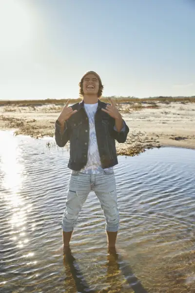 Rockende denim, Chase Stokes dukker opp i American Eagle