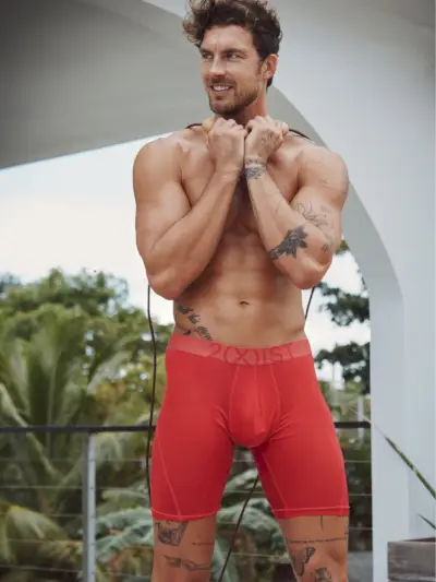Campagna di intimo 2XIST Primavera 2023 Christian Hogue si sta allenando