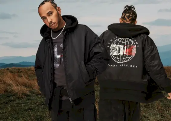타미 힐피거 글로벌 브랜드 홍보대사 루이스 해밀턴(Lewis Hamilton)이 2020 가을-겨울 타미스루이스(TommyxLewis) 라인의 일부인 블랙 보머를 선보이고 있습니다.