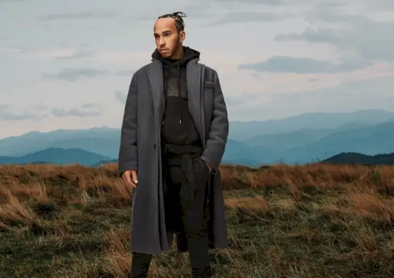 앞면과 중앙의 루이스 해밀턴은 2020 가을-겨울 TommyxLewis 컬렉션에서 블랙과 그레이 룩으로 단색 스타일을 선보입니다.