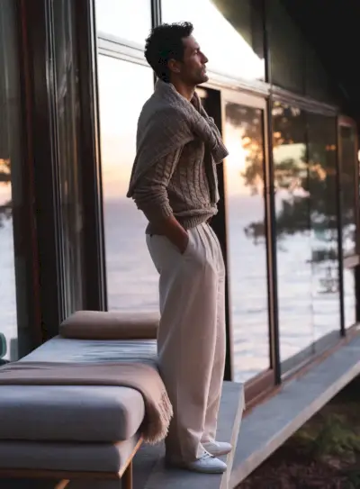 Noah Mills enfile un pull torsadé avec un pantalon plissé pour Banana Republic