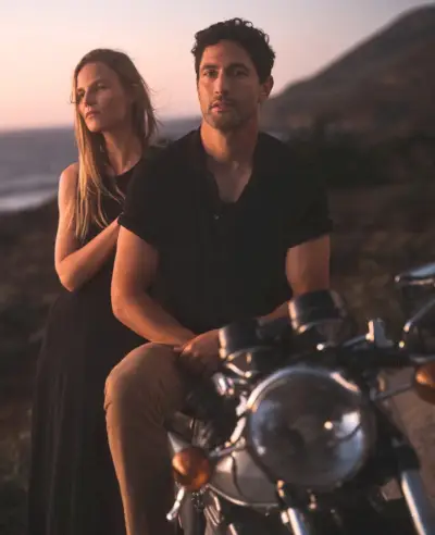 Suvi Riggs et Noah Mills apparaissent dans Banana Republic