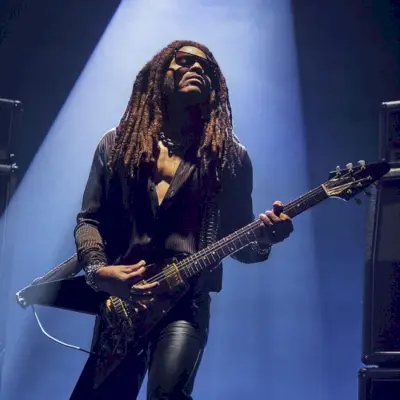 イヴ・サンローラン Y オードパルファム インテンス キャンペーンでレニー クラヴィッツがギターをシュレッダー演奏しています。