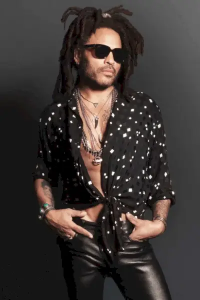 レニー・クラヴィッツは、イヴ・サンローランの結び目のある白黒シャツとレザーパンツでクールさを醸し出している