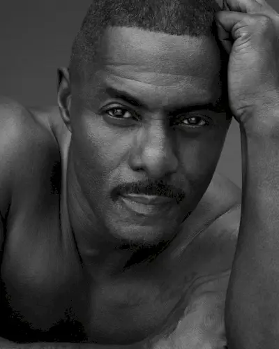 Idris Elba are o privire puternică și introspectivă în această fotografie de campanie Calvin Klein Eternity Aromatic Essence.