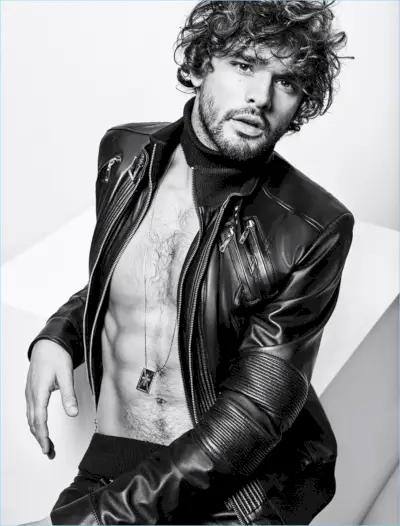 El modelo brasileño Marlon Teixeira luce una chaqueta de cuero para Torinno