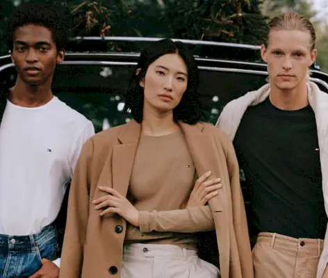 Stan Taylor, Nuri Son og Luke Champion står foran Tommy Hilfiger