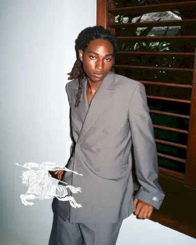 セラ・マクヘイルはバーバリーのためにグレーのダブルブレストスーツをモデル化