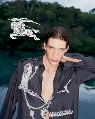 テイラー・ゴードン・ブルースはバーバリーのシルクシャツを着ている